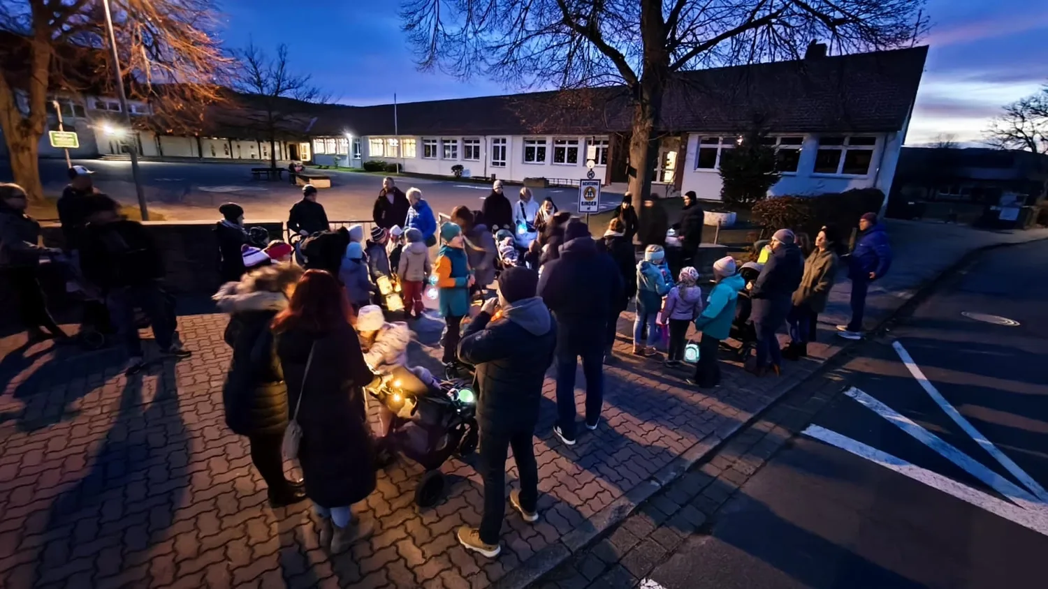 Kinder mit leuchtenden Laternen beim Laternenumzug der Turnabteilung des MTV Astfeld.