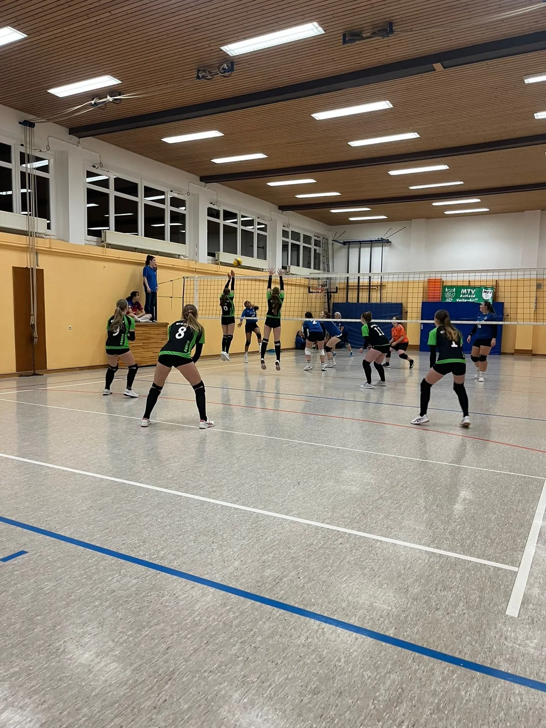 Die Volleyball-Damen des MTV Astfeld im Spiel in der eigenen Halle.